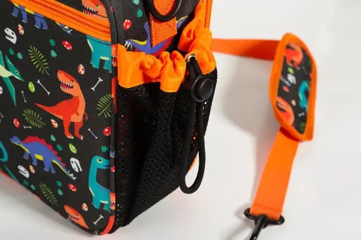 Ланч-сумка холодильник дитяча різнокольорова з кишенею під пляшку та додатковими ручками; забарвлення Динозаври 700041 фото