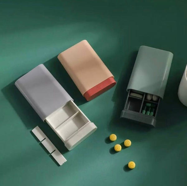 Таблетниця вітамінниця компактна на 2-4-6 регульованих відділень із пластику 9,5×6 см - м'ятний колір 602286-1 фото